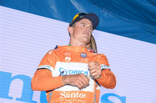 Simon Gerrans puts on the leader's jersey